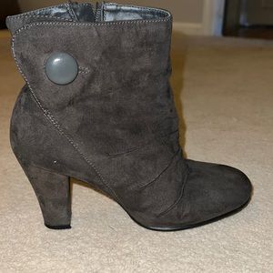 Ladies dress boots. 3in heel. Color is dark grey, size 7.5. Never worn